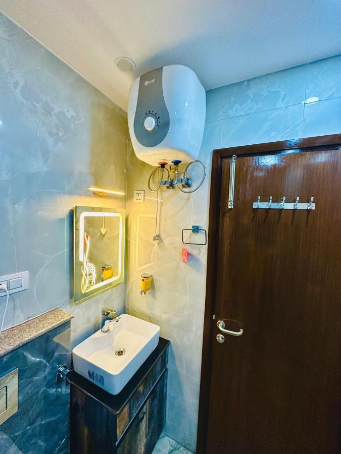 Hotel Samrat Residency 10 Mints Walking Distance Nizamuddin Railway Station Nova Deli Exterior foto