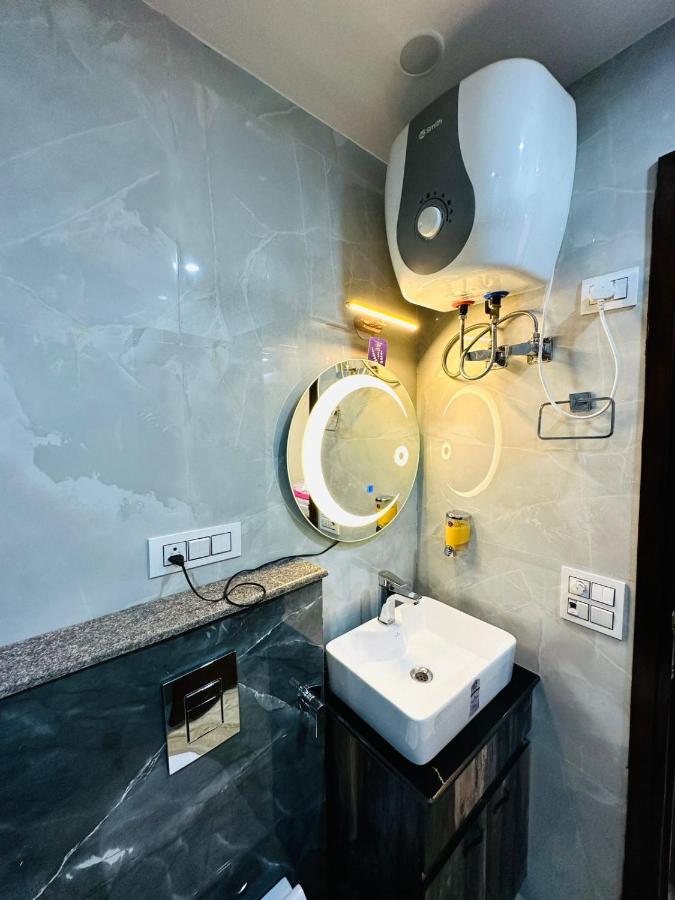 Hotel Samrat Residency 10 Mints Walking Distance Nizamuddin Railway Station Nova Deli Exterior foto