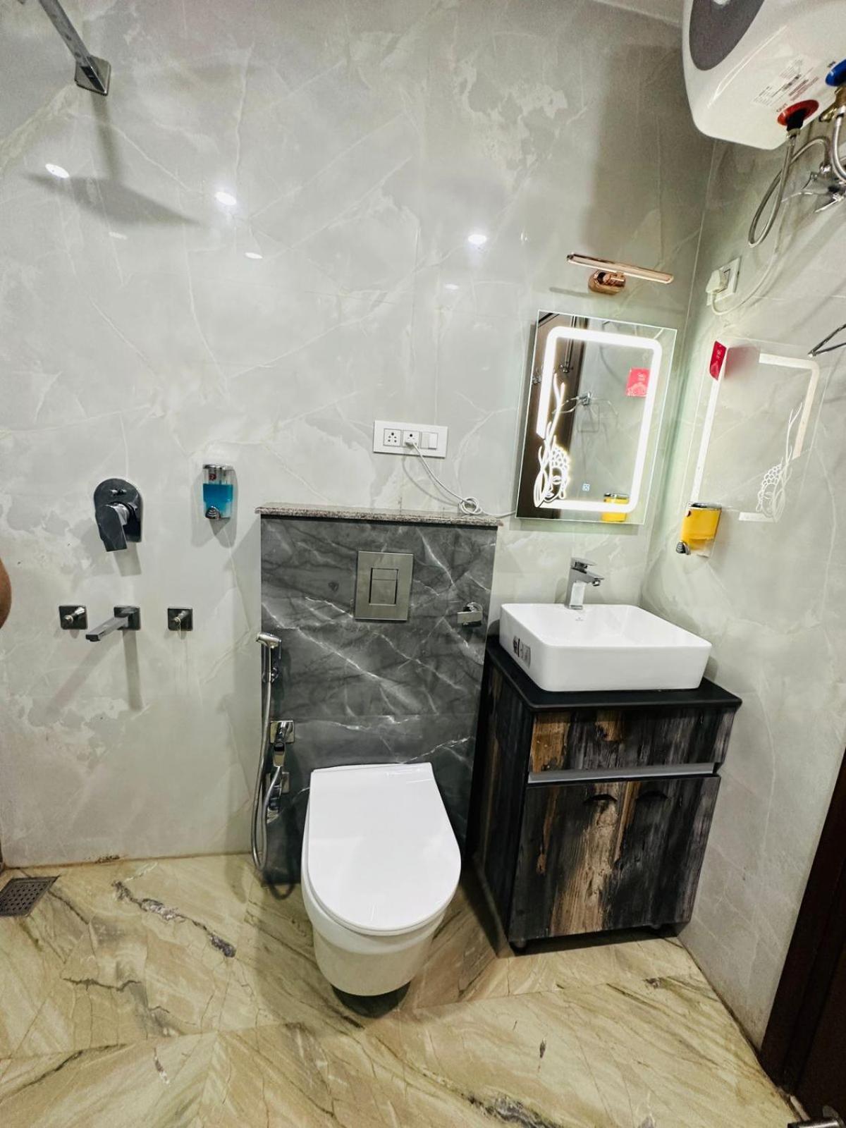 Hotel Samrat Residency 10 Mints Walking Distance Nizamuddin Railway Station Nova Deli Exterior foto