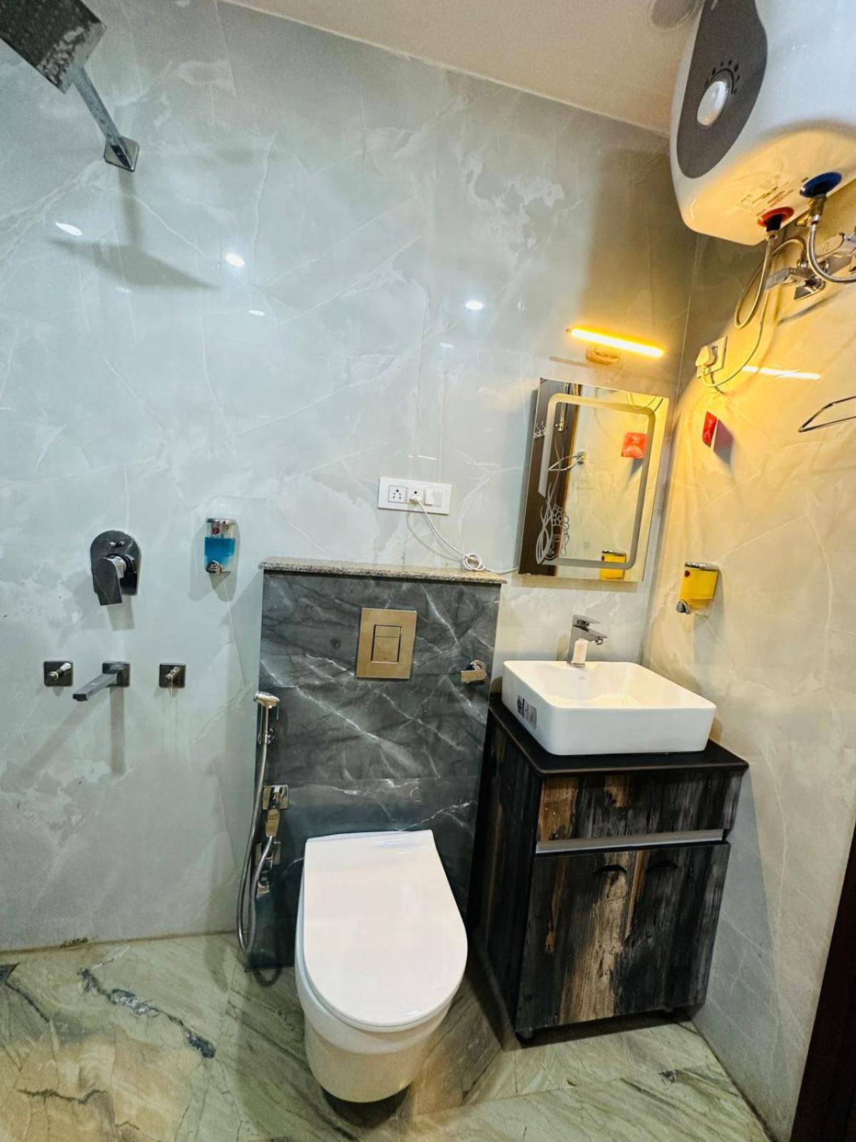 Hotel Samrat Residency 10 Mints Walking Distance Nizamuddin Railway Station Nova Deli Exterior foto