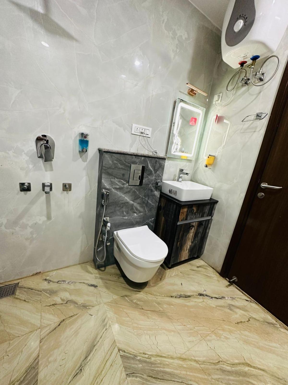 Hotel Samrat Residency 10 Mints Walking Distance Nizamuddin Railway Station Nova Deli Exterior foto