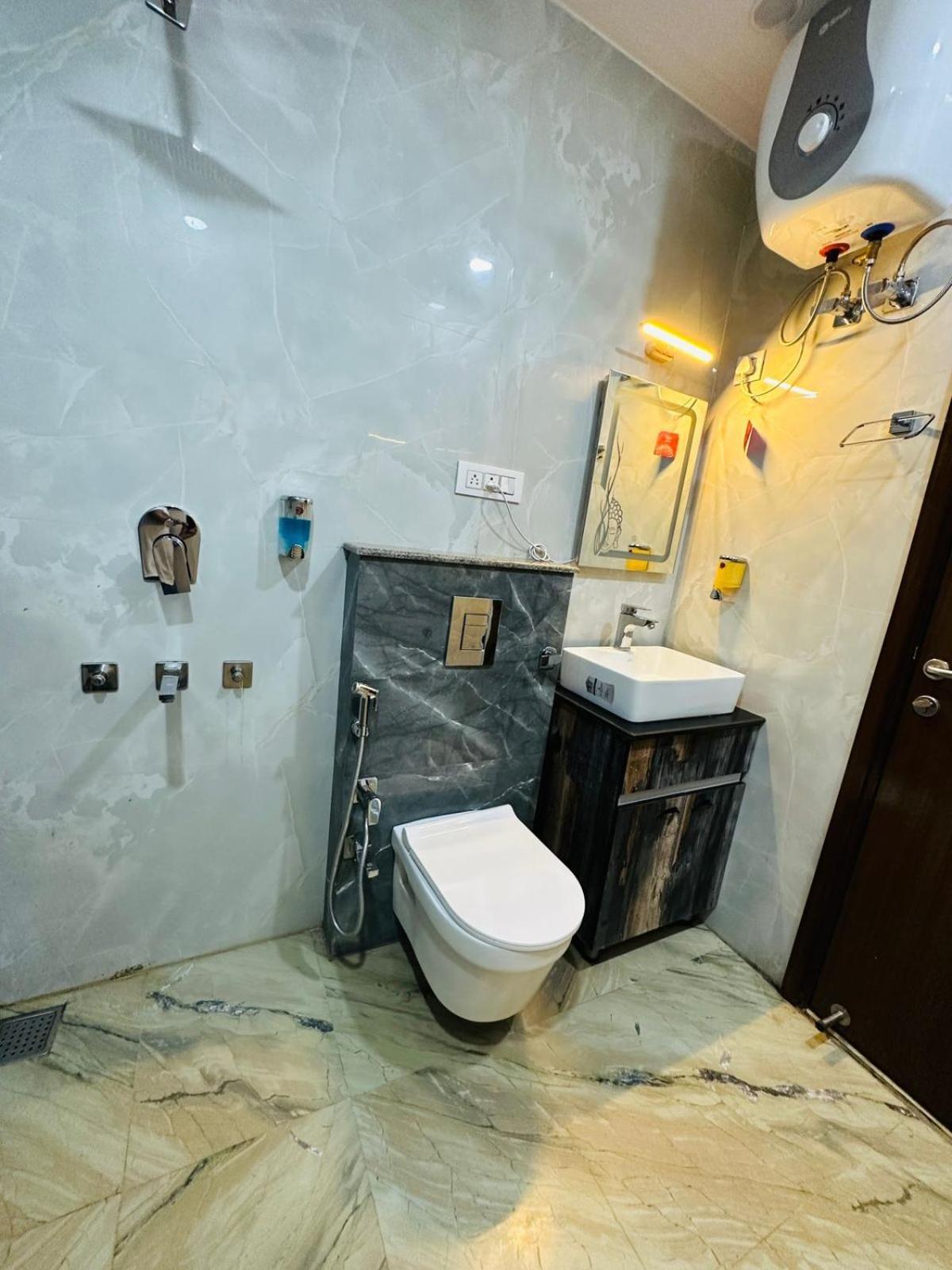 Hotel Samrat Residency 10 Mints Walking Distance Nizamuddin Railway Station Nova Deli Exterior foto