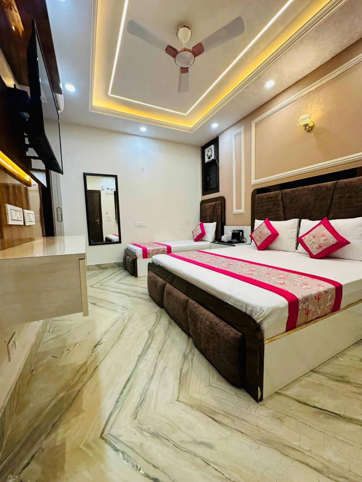 Hotel Samrat Residency 10 Mints Walking Distance Nizamuddin Railway Station Nova Deli Exterior foto